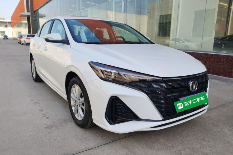 长安 逸动 2025款 PLUS 1.5L 手动豪华版车身外观3