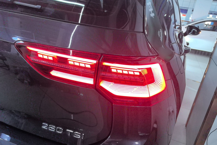 大众 高尔夫 2023款 改款 280TSI DSG R-Line Lite车身外观9