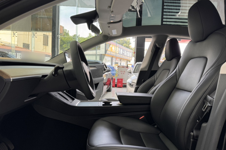 特斯拉 Model Y 2023款 长续航全轮驱动版中控内饰7001