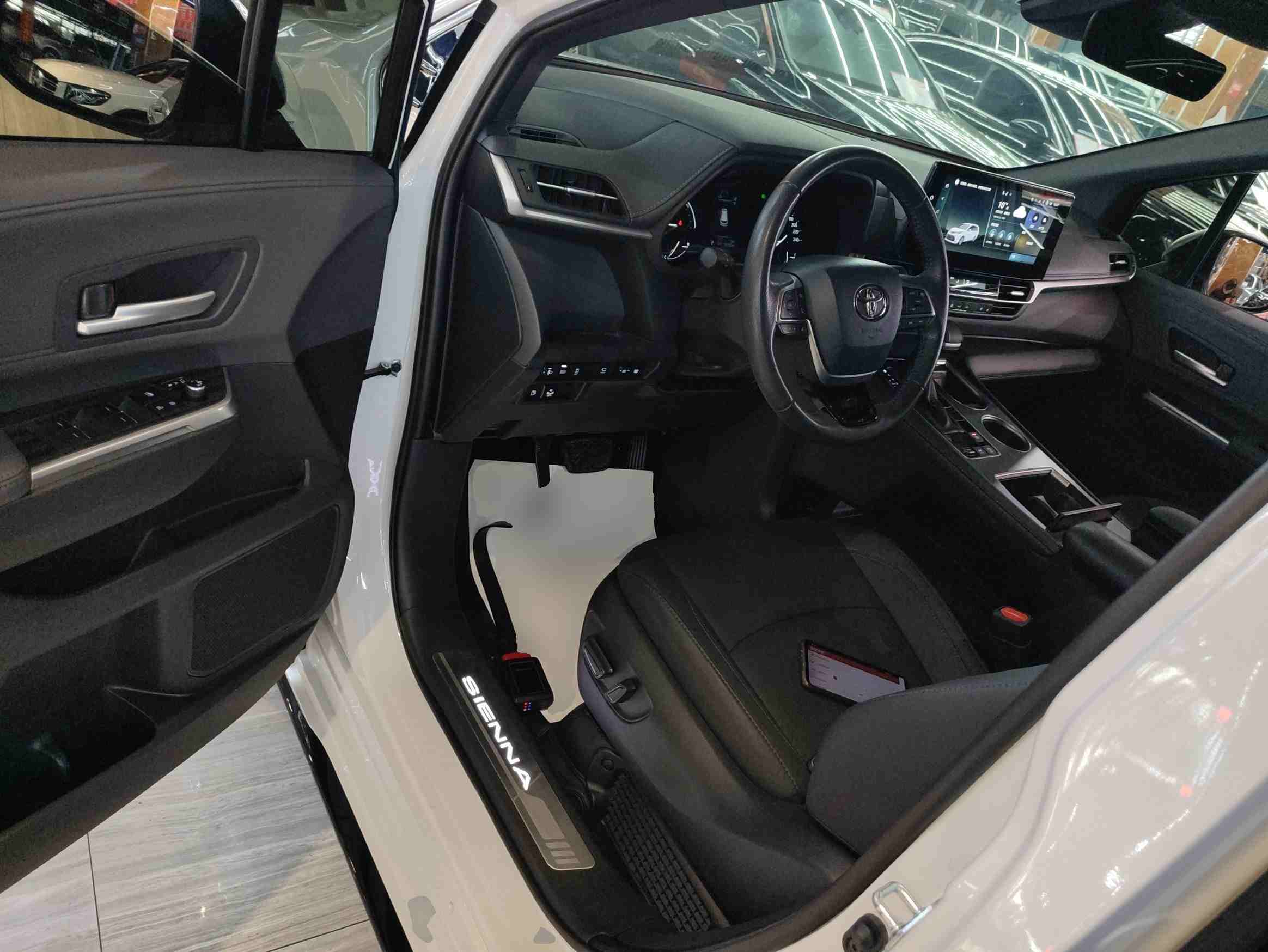驾驶位内饰及空间展示
