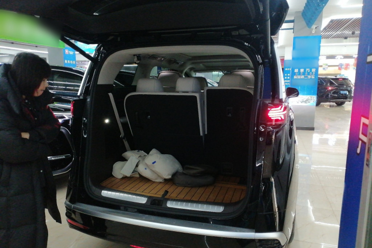 腾势D9 2024款 DM-i 980 四驱尊荣型机舱底盘23