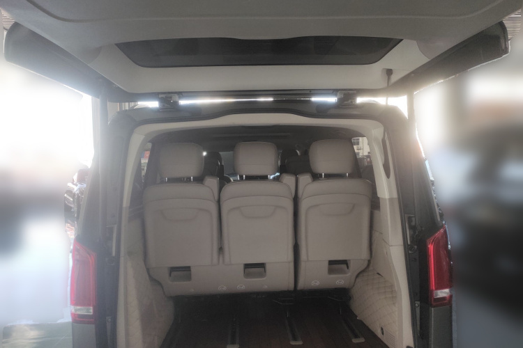 奔驰V级 2017款 V 260 尊贵版中控内饰23