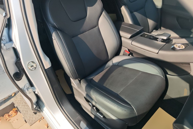 鸿蒙智行 问界M5 2022款 增程四驱性能版局部细节41