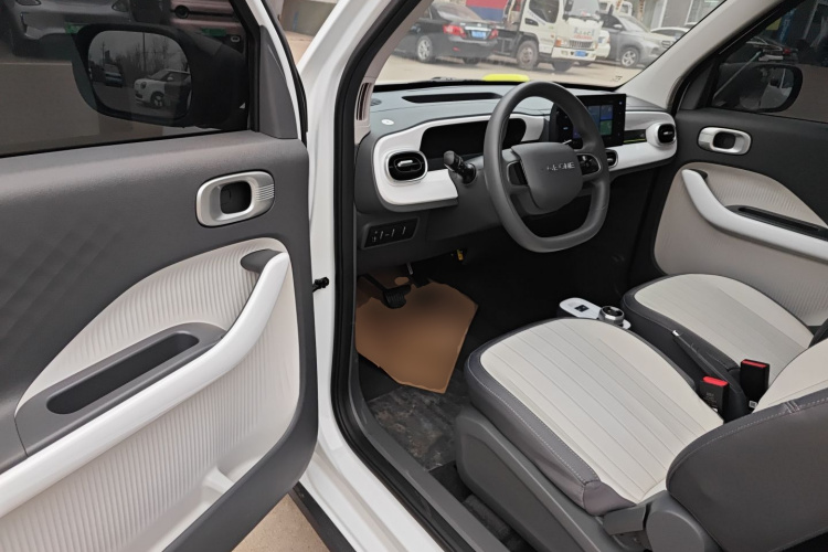 吉利银河 2025款 210km 熊猫骑士中控内饰20