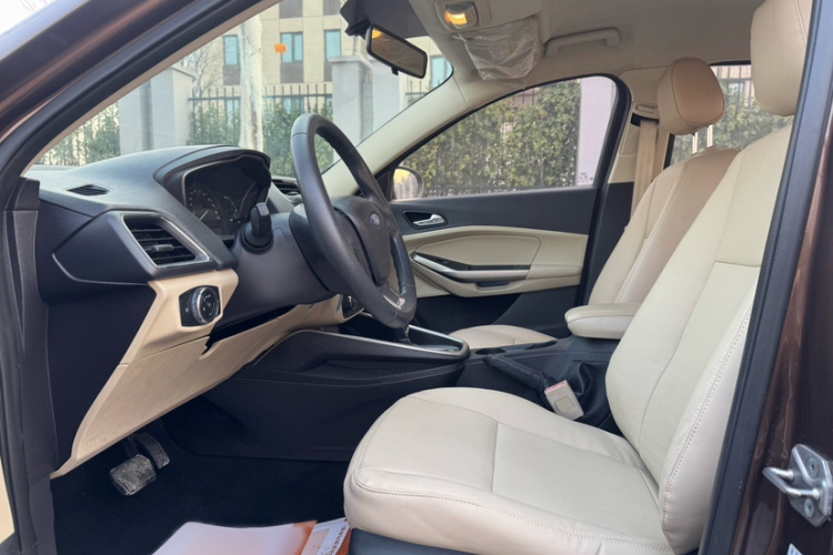 福特 福睿斯 2015款 1.5L 自动舒适型中控内饰7007