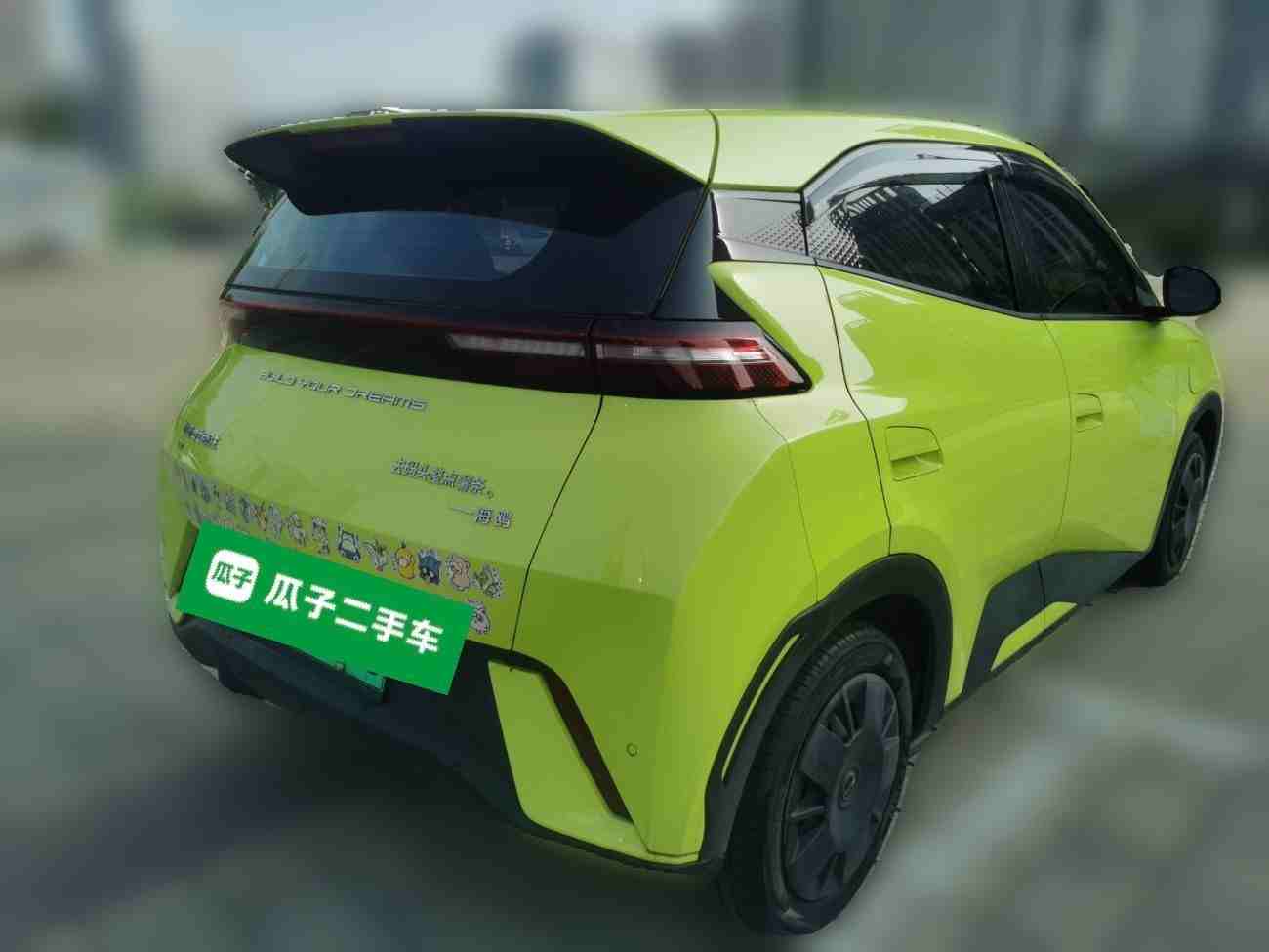 车辆右后45度外观展示
