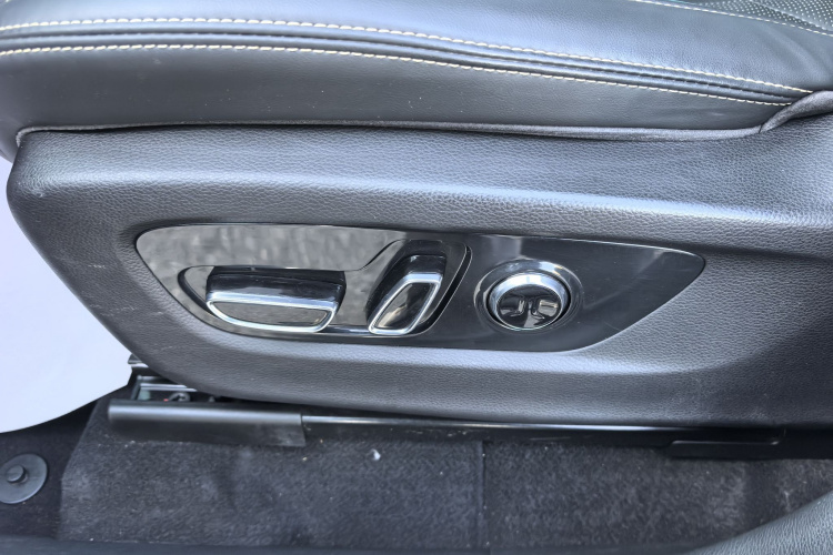 广汽传祺 传祺GS8 2022款 领航系列 2.0TGDI 两驱豪华智联版（七座）中控内饰7011