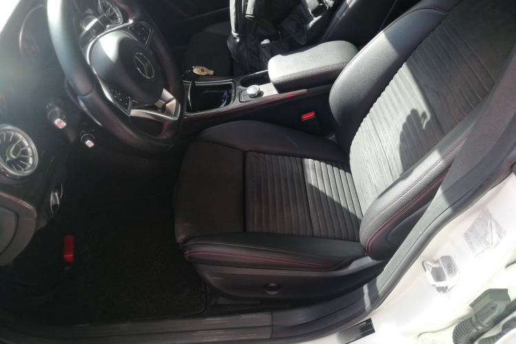 奔驰CLA 2017款 改款 CLA 220 4MATIC中控内饰19