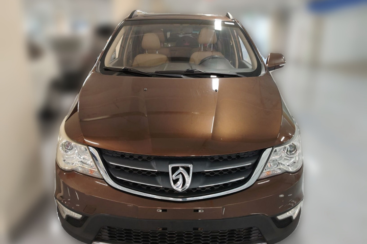 宝骏730 2014款 1.5L 手动豪华型 7座车身外观2