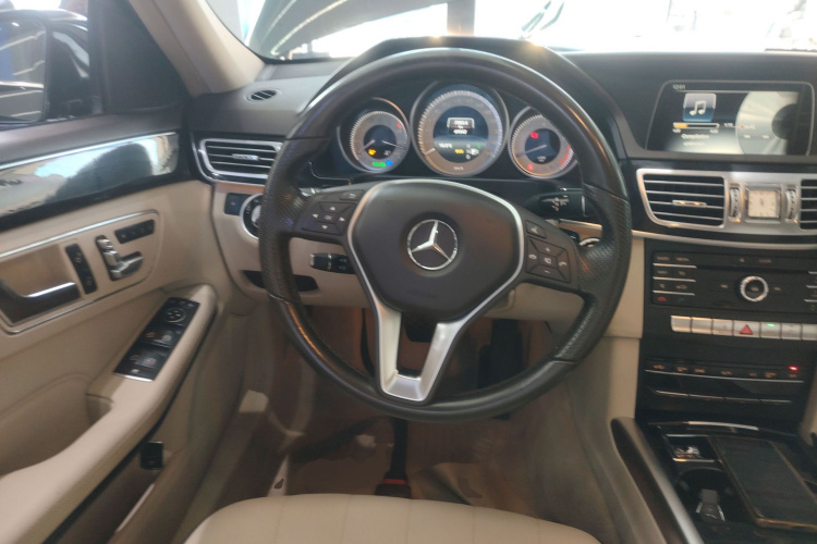 奔驰E级 2015款 改款 E 260 L 运动型中控内饰13