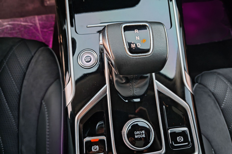 红旗HS5 2022款 改款 2.0T 智联旗享版中控内饰7010