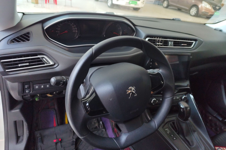 标致308 2018款 1.6L 自动时尚版中控内饰13