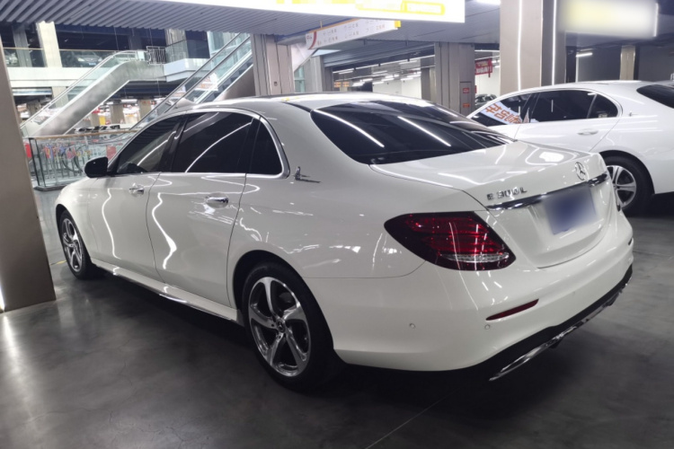 奔驰E级 2017款 E 300 L 运动豪华型车身外观4