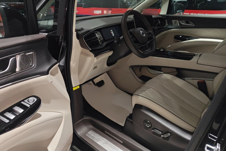 腾势D9 2024款 DM-i 980 四驱旗舰型中控内饰7003