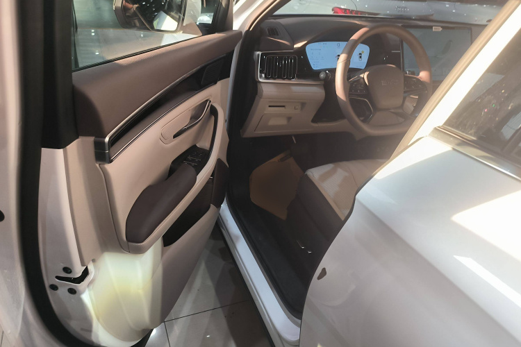 比亚迪 宋PLUS新能源 2025款 DM-i 智驾版 112KM 尊荣型中控内饰7003