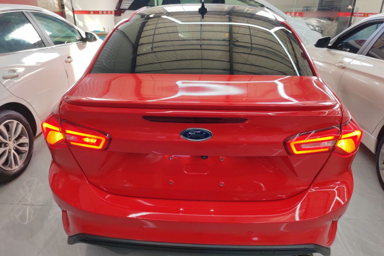 福特 福克斯 2019款 三厢 EcoBoost 180 自动ST Line车身外观6
