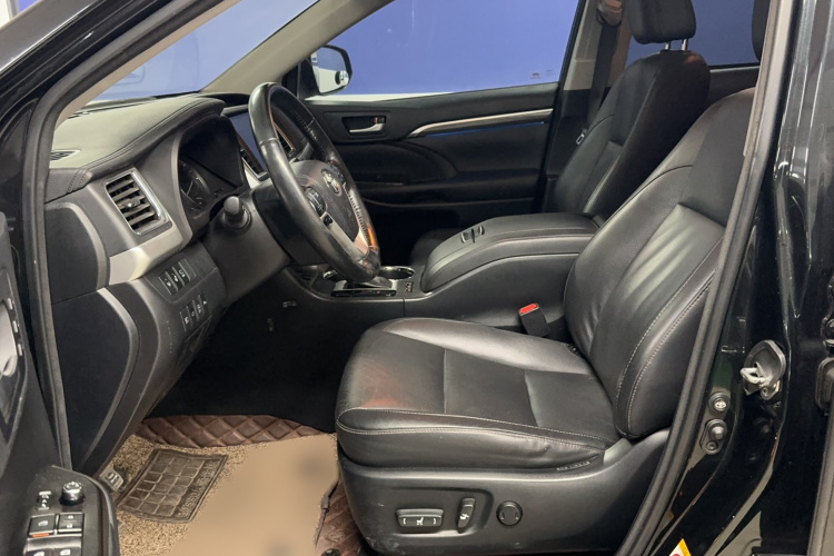 丰田 汉兰达 2018款 2.0T 四驱至尊版 7座 国V中控内饰7001