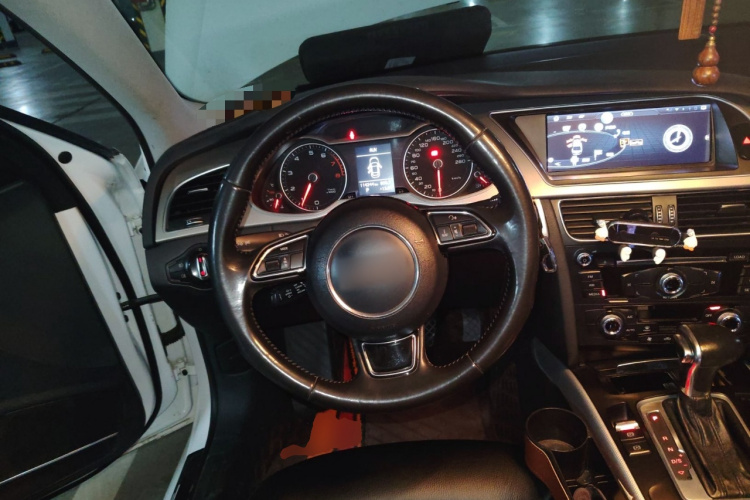 奥迪A4L 2015款 35 TFSI 自动标准型中控内饰13