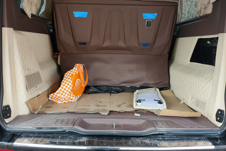 奔驰 威霆 2021款 2.0T 商务版 7座机舱底盘23