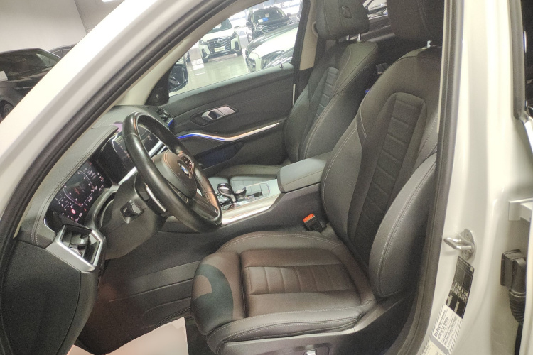 宝马3系 2021款 改款二 325i M运动曜夜套装中控内饰19