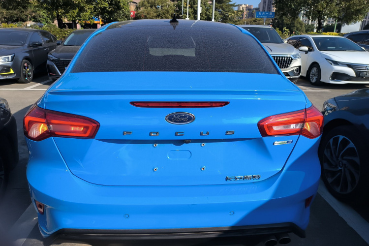福特 福克斯 2022款 三厢 EcoBoost 180 自动ST Line车身外观6
