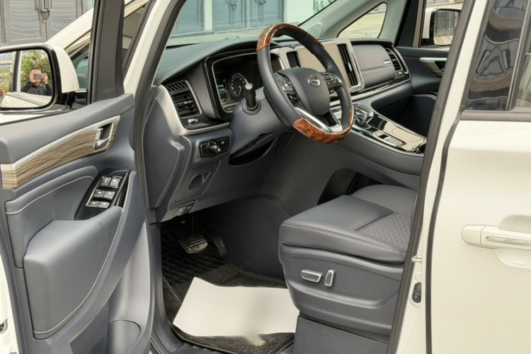 广汽传祺 传祺M8 2023款 领秀系列 390T 豪华版中控内饰7004