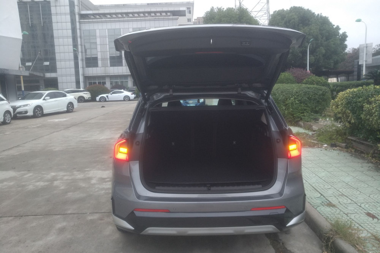 宝马iX1 2023款 xDrive30L X设计套装机舱底盘23