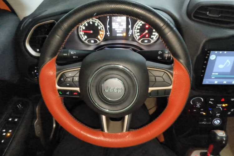 Jeep 自由侠 2018款 互联大屏版 180T 自动高能版中控内饰13