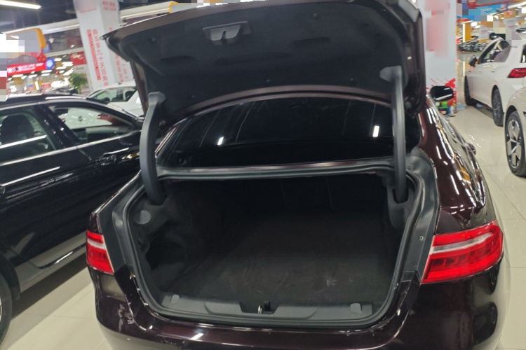 捷豹XEL 2019款 2.0T 250PS 尊享版机舱底盘23