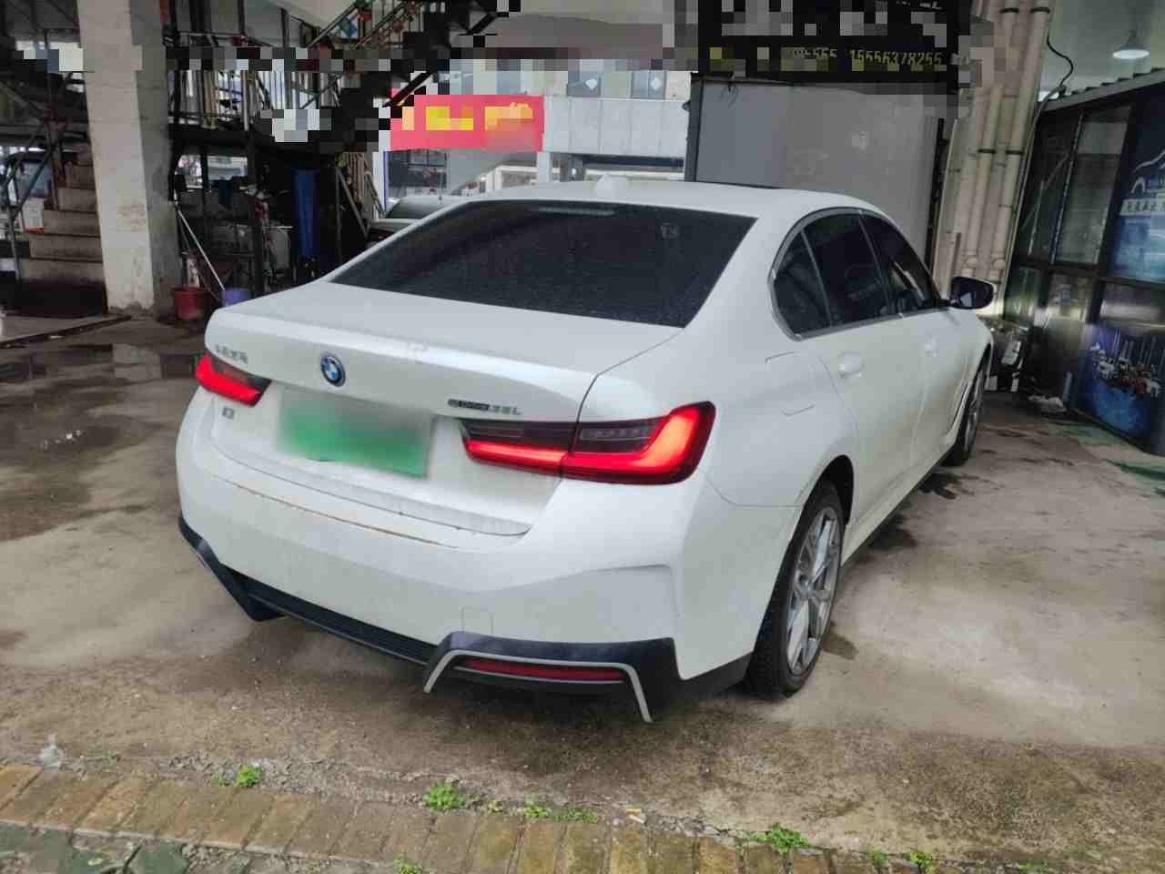 车辆右后45度外观展示