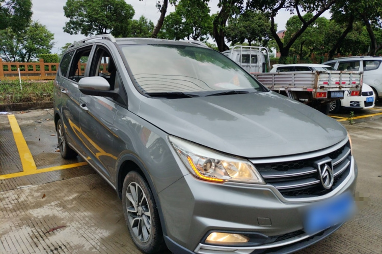 宝骏730 2019款 1.5T CVT时尚型 7座 国V车身外观3