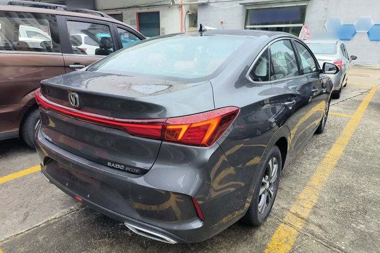 长安 逸动 2025款 PLUS 1.4T 双离合高能版车身外观7