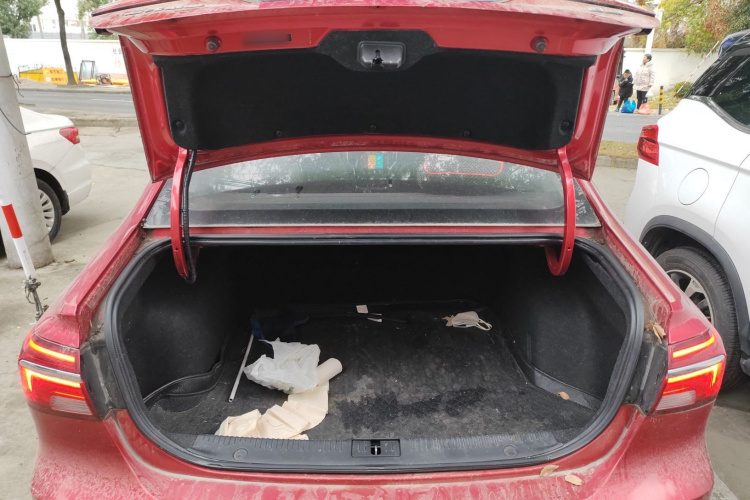 荣威i6 2019款 PLUS 1.6L CVT 4G互联旗舰大赞版机舱底盘23