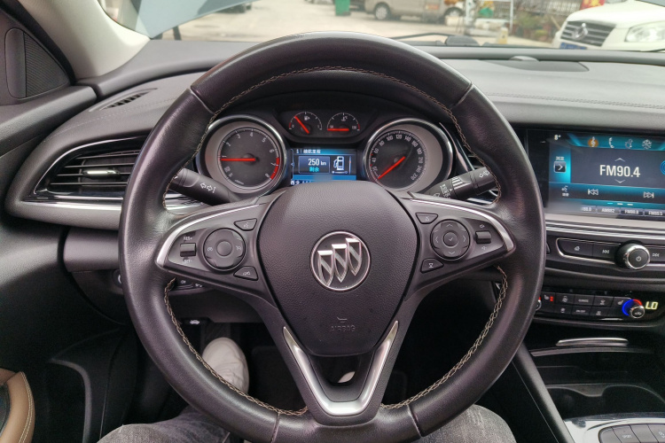 别克 君威 2019款 20T 精英型 国VI中控内饰13