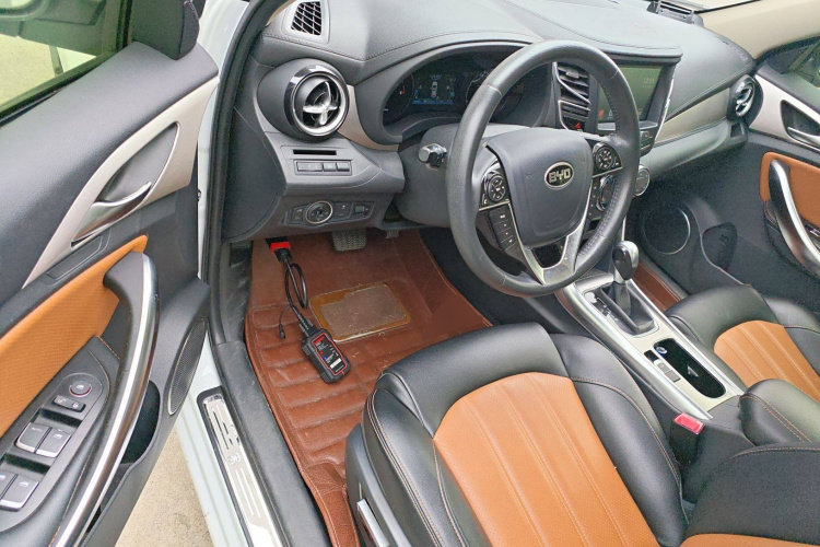 比亚迪 宋 2016款 2.0TID 自动尊贵型中控内饰7003