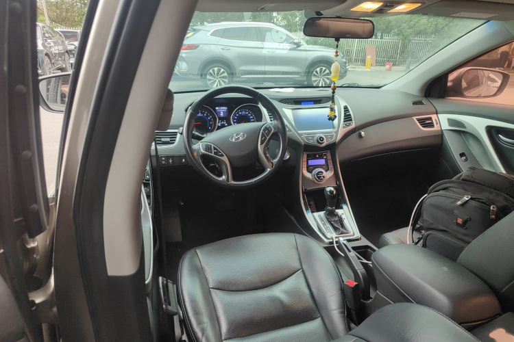 现代 朗动 2013款 1.6L 自动尊贵型局部细节13