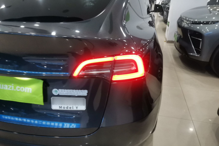 特斯拉 Model Y 2023款 长续航全轮驱动版车身外观9