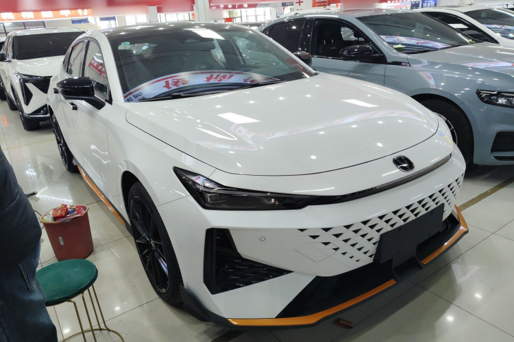 长安UNI-V 2025款 1.5T 500Bar尊贵运动型车身外观3