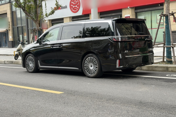 岚图汽车 岚图梦想家 2025款 PHEV 四驱旗舰鲲鹏版车身外观6005