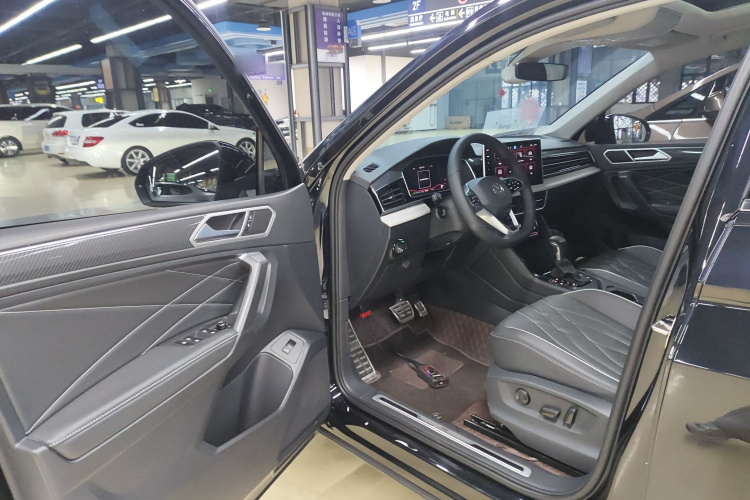 大众 途观L 2023款 改款 330TSI 自动两驱R-Line越享版中控内饰7003