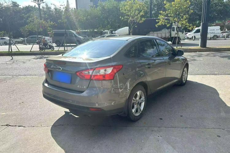 福特 福克斯 2012款 三厢 1.6L 自动风尚型车身外观7