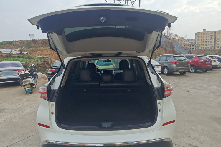 日产 楼兰 2021款 2.5L XE 两驱精英版机舱底盘23