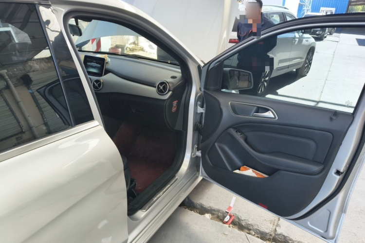 奔驰B级 2015款 B 200 时尚型局部细节9005