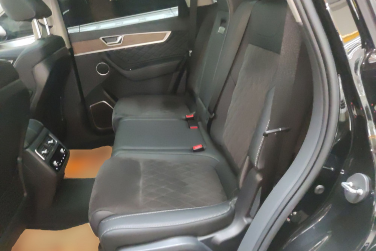 红旗HS7 2022款 2.0T DCT两驱智联旗享版 五座中控内饰7004