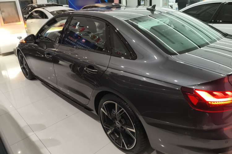 奥迪A4L 2024款 40 TFSI quattro RS套件燃速型车身外观6003