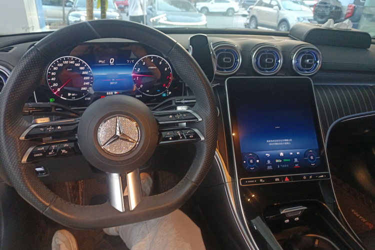 奔驰C级 2023款 C 260 L 皓夜运动版中控内饰12