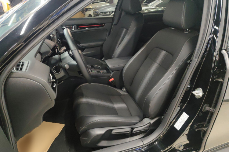 本田 思域 2023款 HATCHBACK 240TURBO CVT极锐版局部细节19