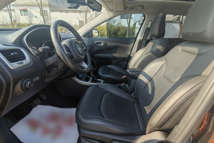 Jeep 指南者 2017款 200T 自动家享四驱版中控内饰7001