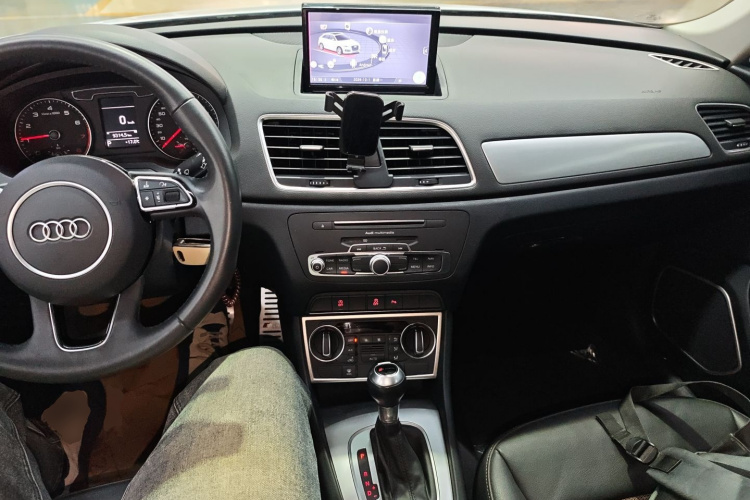 奥迪Q3 2018款 30周年年型 35 TFSI 时尚型中控内饰12