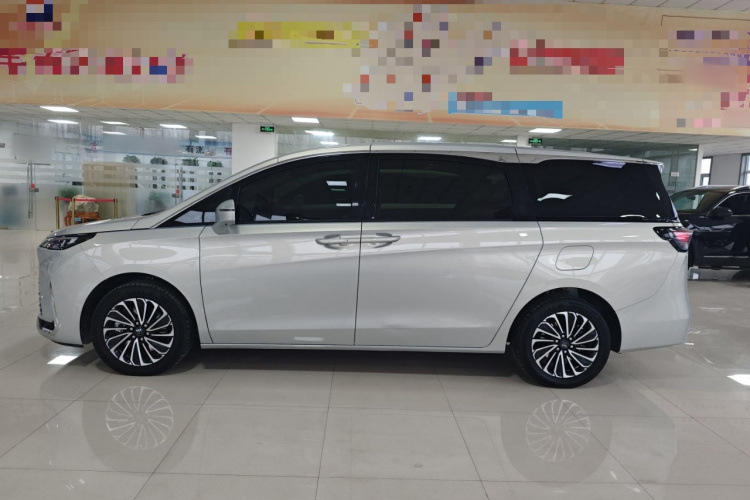 别克GL8新能源 2025款 陆尚 智享版 7座车身外观4